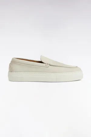 Mocassins à semelles sneakers en cuir suédé écrus