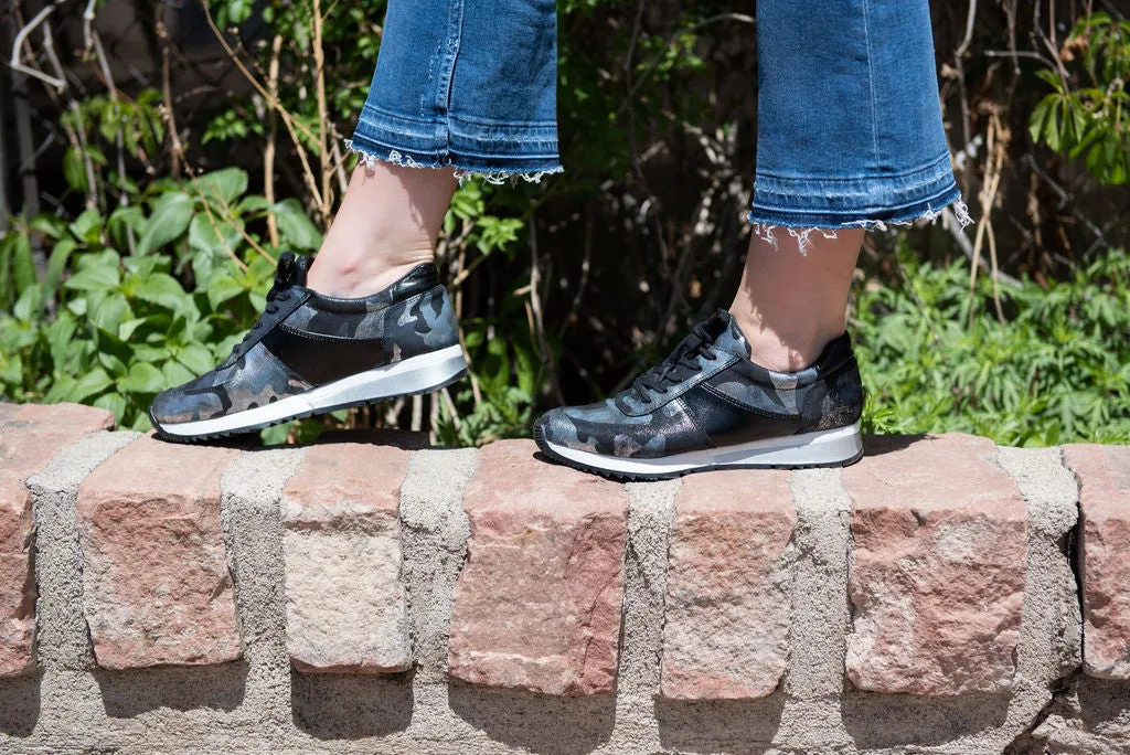 Women's Printed Leather Fashion Sneakers - Silver Camo Metallic