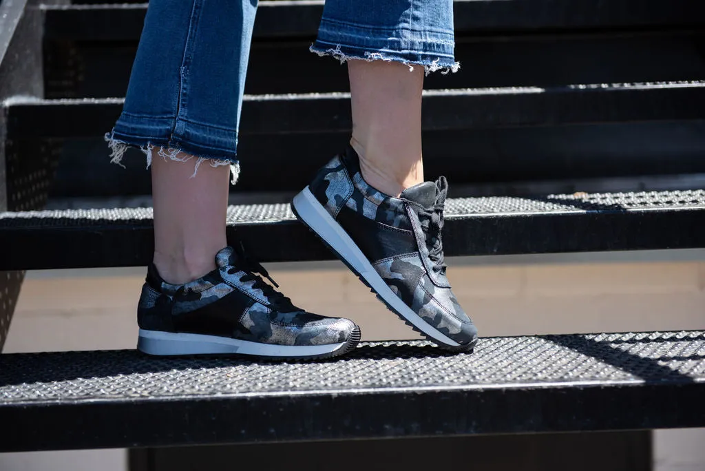 Women's Printed Leather Fashion Sneakers - Silver Camo Metallic